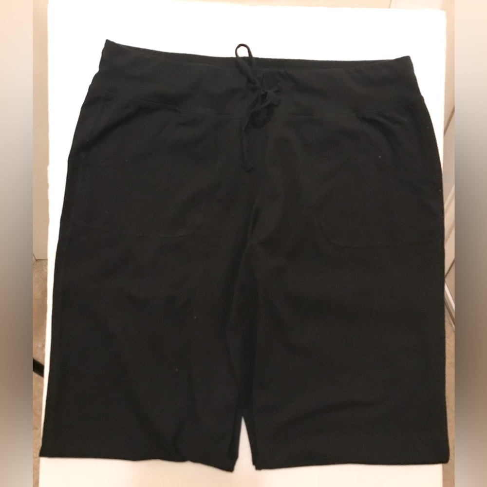 E) 🆕 Ladies Black Loose Fit Light Weight Capri with Tie Front. NWOT